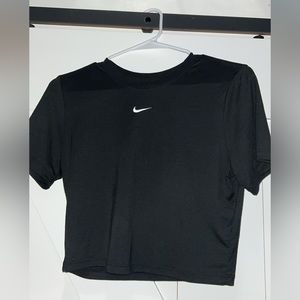 Women’s Nike slim fit crop top